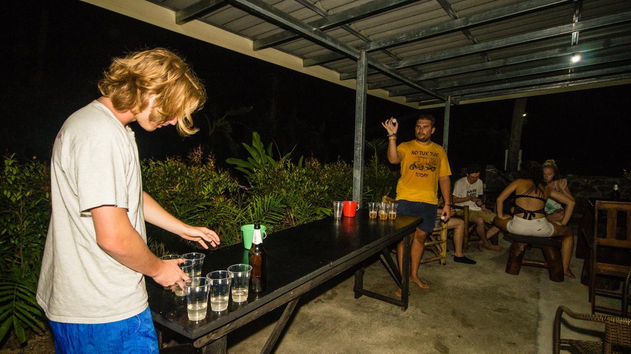 Love Station Hostel Baan Tai Ngoại thất bức ảnh