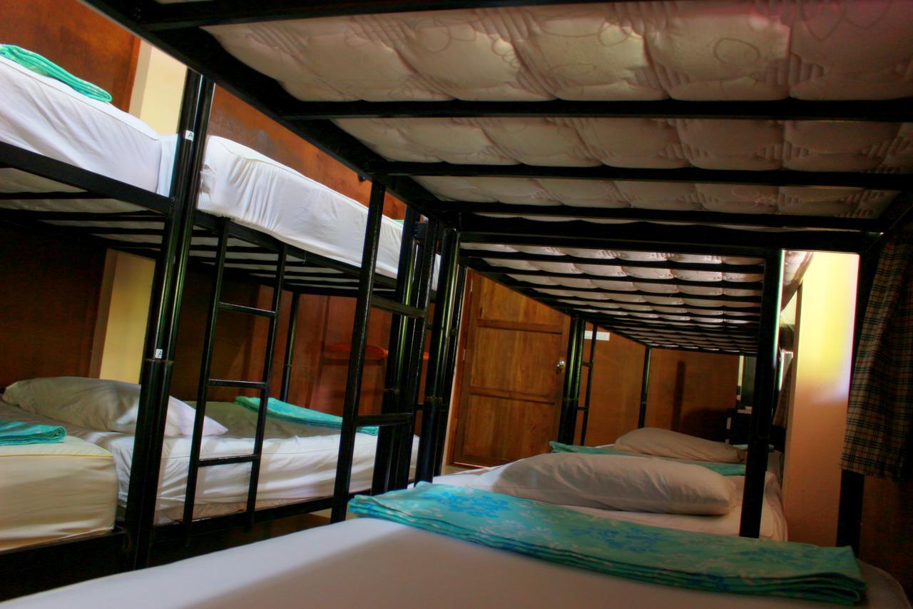 Love Station Hostel Baan Tai Ngoại thất bức ảnh