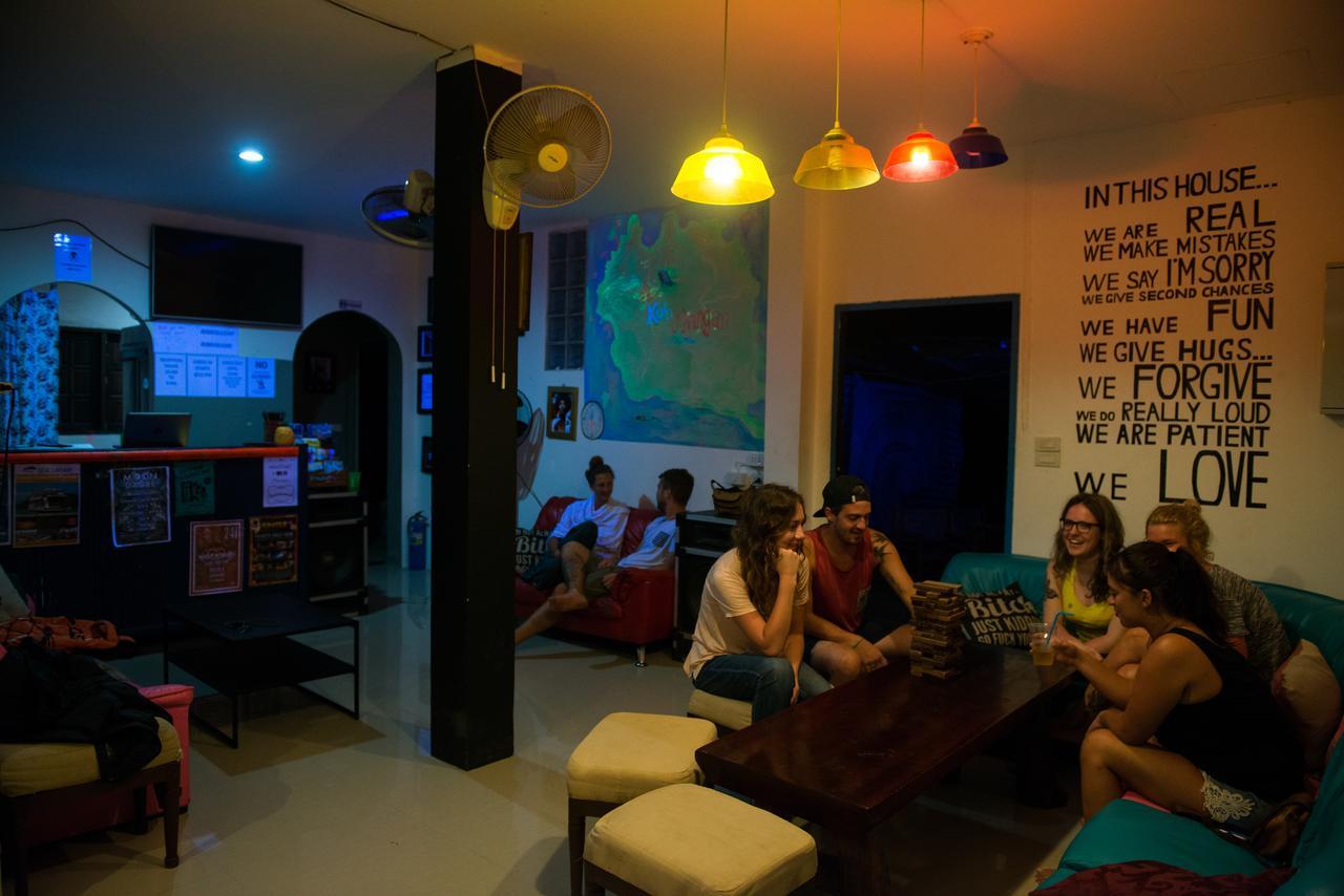 Love Station Hostel Baan Tai Ngoại thất bức ảnh
